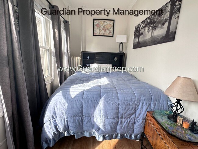 Building Photo - Linden Hills Upper Level Duplex, Sunroom, In Unit Laundry, Dishwasher