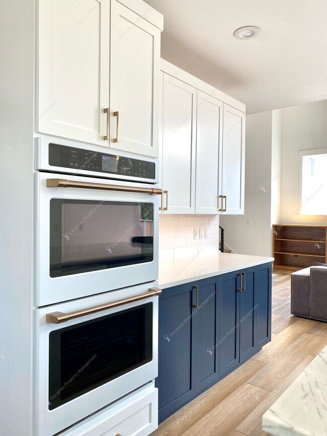 Building Photo - Elegant Awbrey Butte Home | Unfurnished | ...