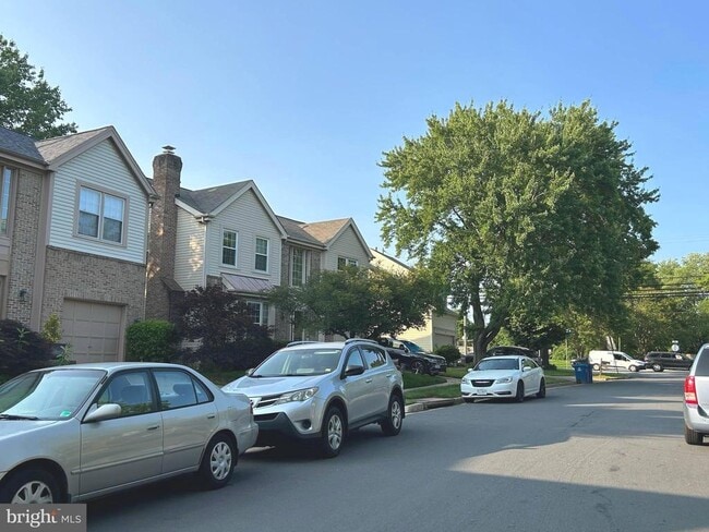 Building Photo - 5556 Village Center Dr