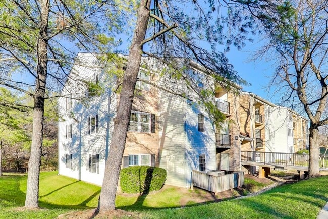 Building Photo - Clean & Fresh 2 + 2 close to METRO!