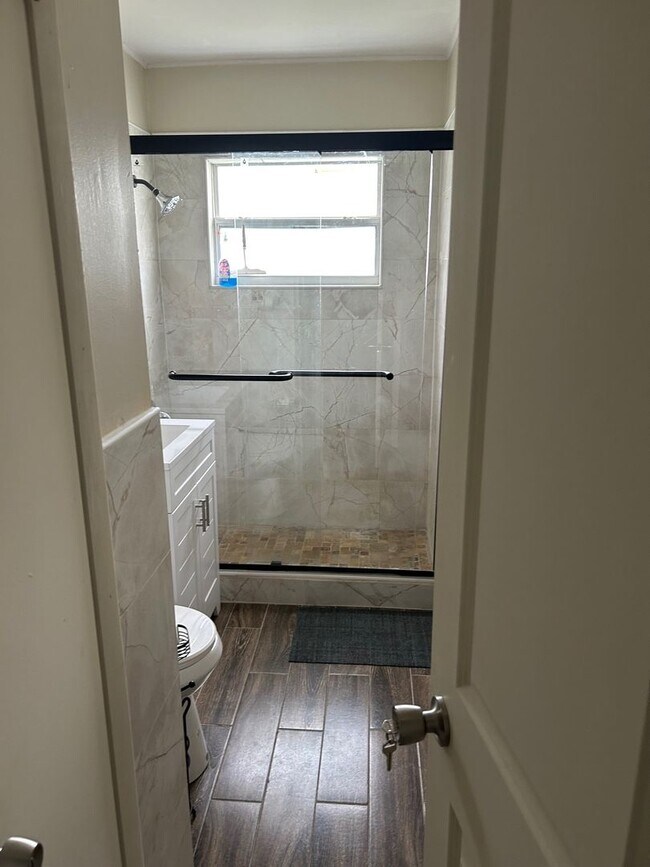 Building Photo - 4BD/2BA on the Island!