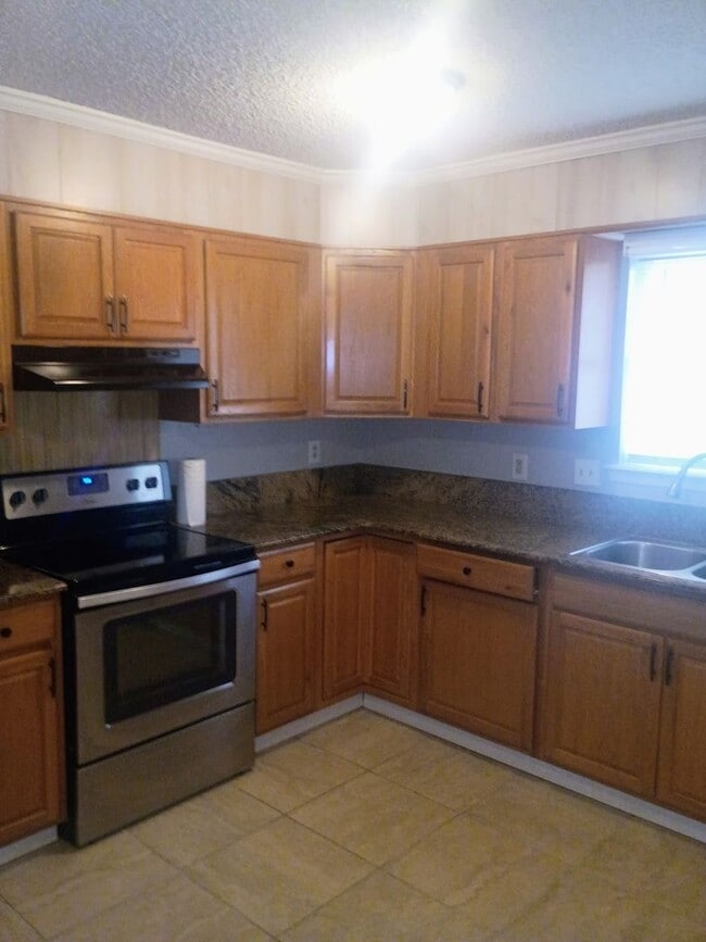 Building Photo - Updated 3/2 Home with 2-Car Garage + Air-Conditioned Workshop!