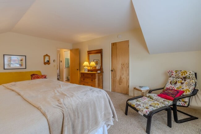 Building Photo - Fully-Furnished Retreat in the Heart of Su...