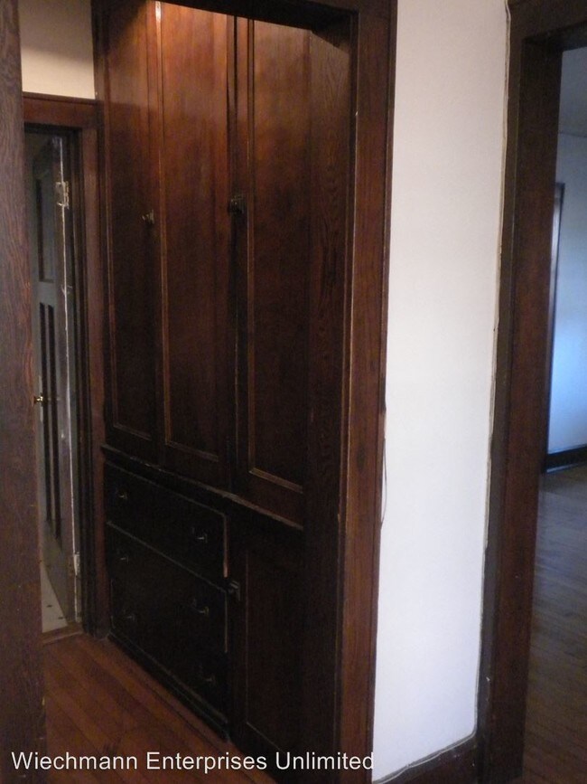 Building Photo - 2856 N Bartlett Ave