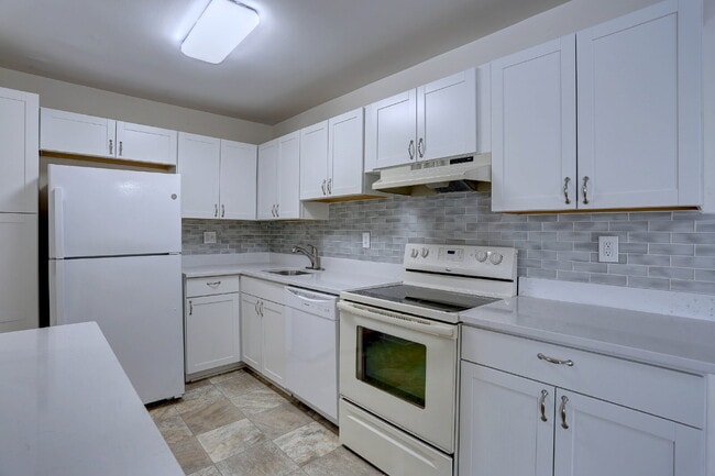 Building Photo - 3BD, 1.5BA - Beautifully Remodeled Townhome in Columbia