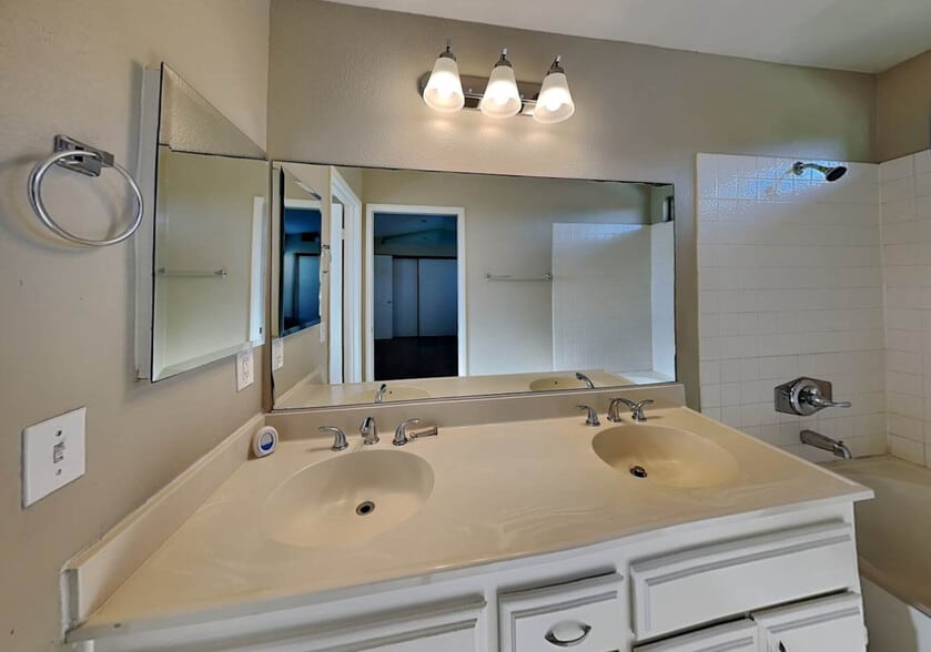 Building Photo - 112 Placid Ave