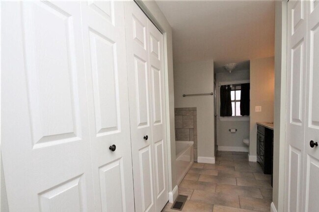 Building Photo - Updated Downtown Frederick Property in prime location available mid August!