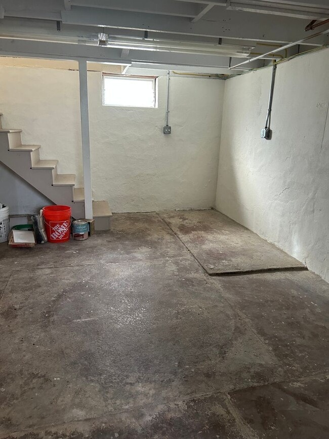 Building Photo - 3 Bedroom, 1.5 bathroom Home with 2-Car Garage!!