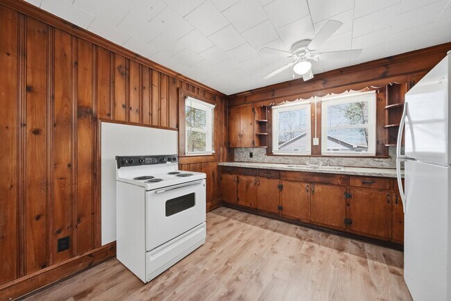 Building Photo - Charming 2BR Ranch with Spacious Yard & Ample Parking