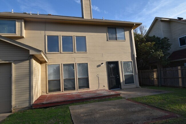 Building Photo - 433 L Thompson St