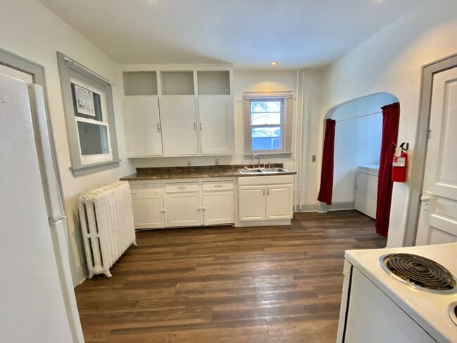 Building Photo - 4 Bedroom near Downtown Fargo!