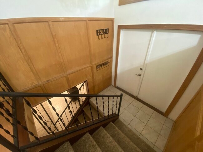 Building Photo - Secluded 4 bedrooms 3 baths with 2 car garage and fenced in yard in the town of Rutland for rent!