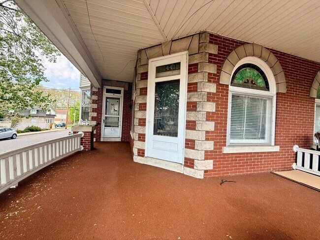 Building Photo - 441 Walnut St