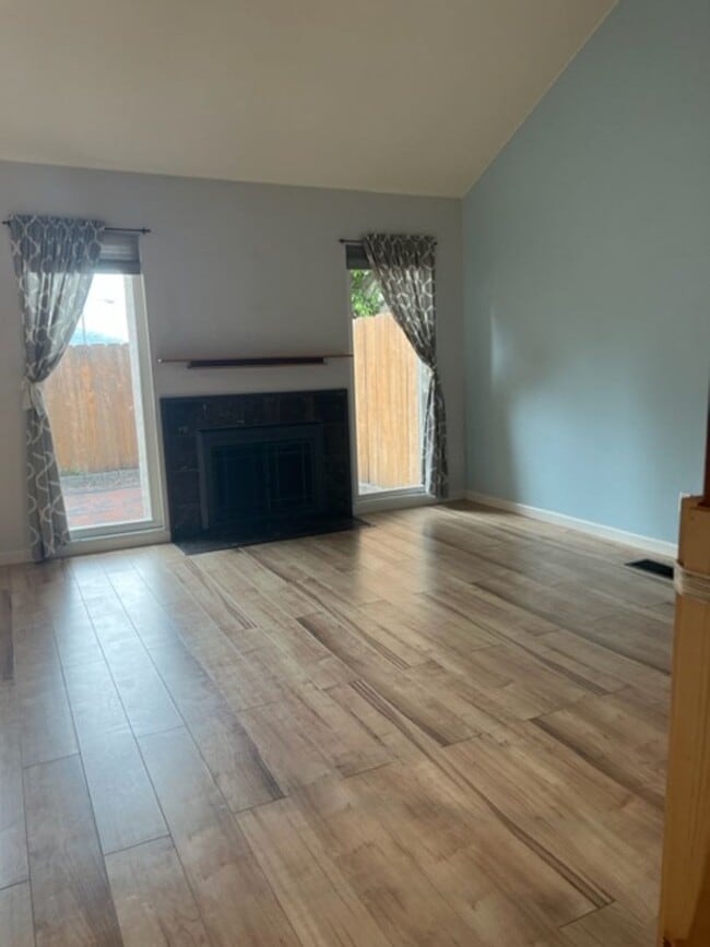 Building Photo - 3BD 2BA 2CAR Garage Townhouse located in L...