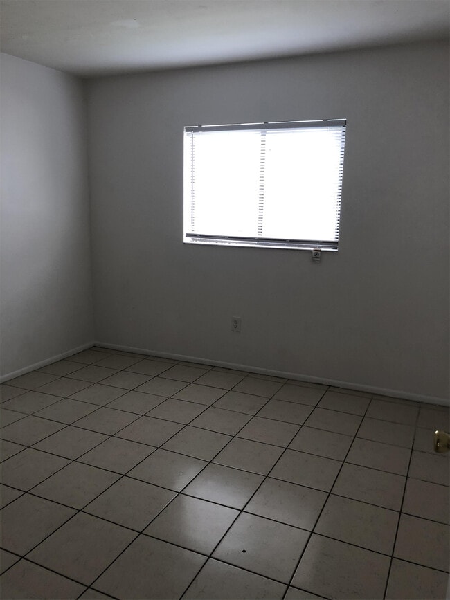 Building Photo - 2340 Maple Ave