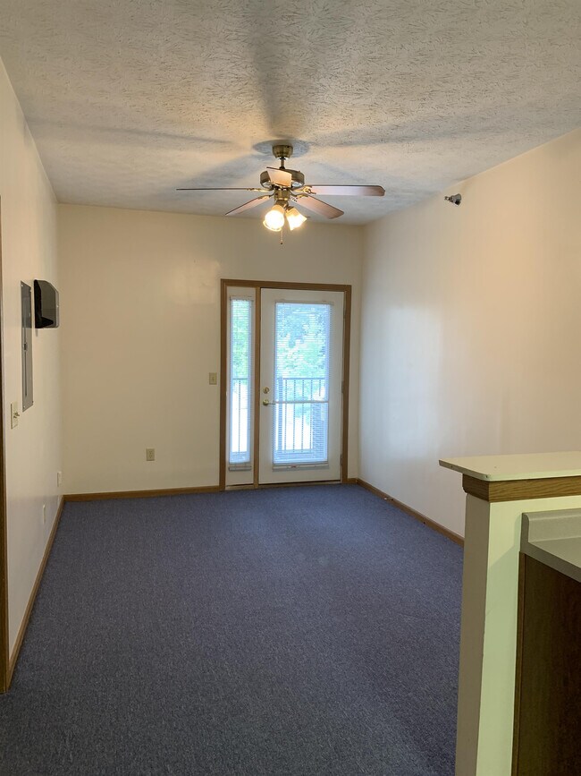 Building Photo - 135 S River Rd