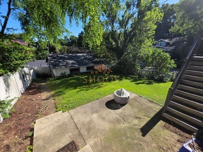 Building Photo - LARGE 4 BR HOME CLOSE TO DOWNTOWN W/ LOTS OF AMENITIES