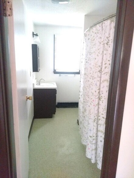 Nice clean bathroom - 388 Dryden Harford Rd