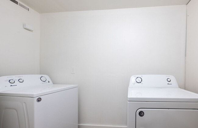 Building Photo - 2 BED 1 BATH DUPLEX IN ST ANTHONY