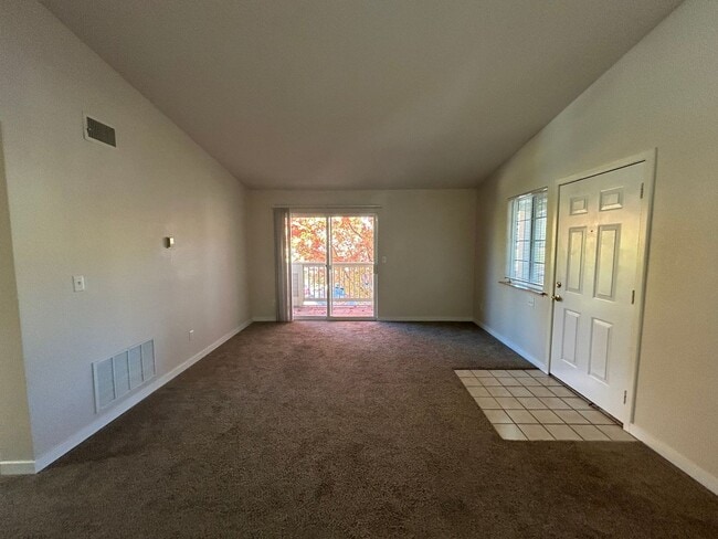 Building Photo - Comfortable 2BR Near Campus