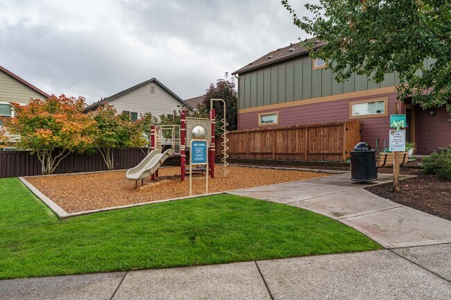 Building Photo - 3 Bedroom 2.5 Bath Townhome - Convenient R...