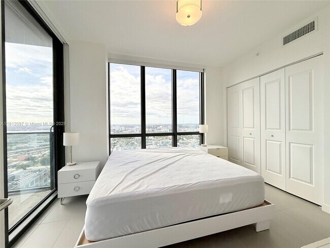 Building Photo - 1600 NE 1st Ave