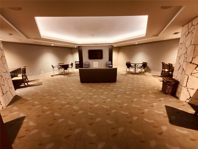 Building Photo - 1121 Crandon Blvd