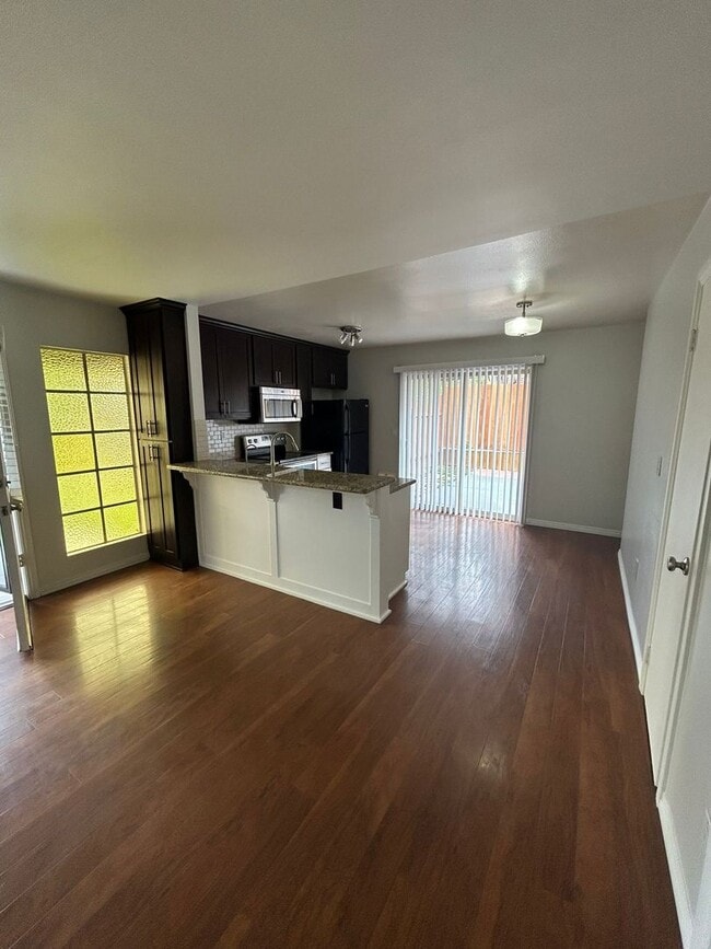 Building Photo - Upgraded, single story 2 bedroom Condo! La...