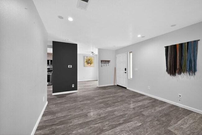 Building Photo - Santee 2 Bedroom 2 Bath Condo with Garage