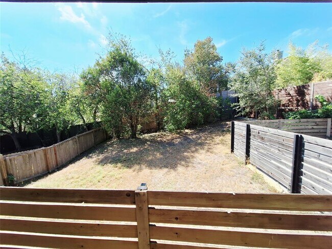 Building Photo - 607 Peacock Ln