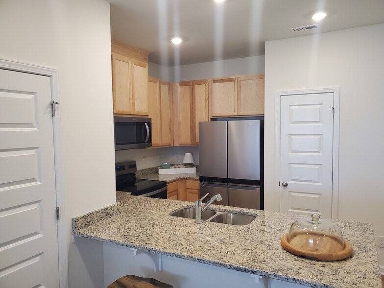 Building Photo - 10637 Brookside Reserve Rd