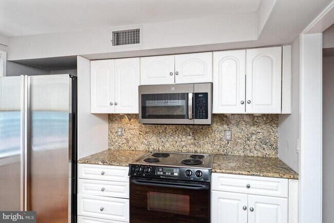 Building Photo - 7 N Christopher Columbus Blvd