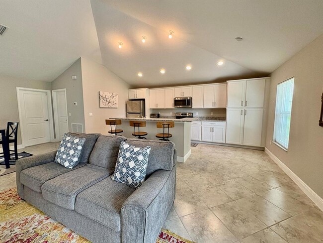 Building Photo - 713 SE East Ave