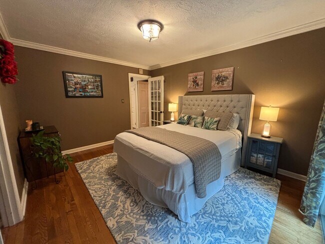 Building Photo - Beautiful 4 Bedroom Home In Mt. Lebanon!