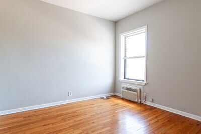 Building Photo - 722 W Addison St