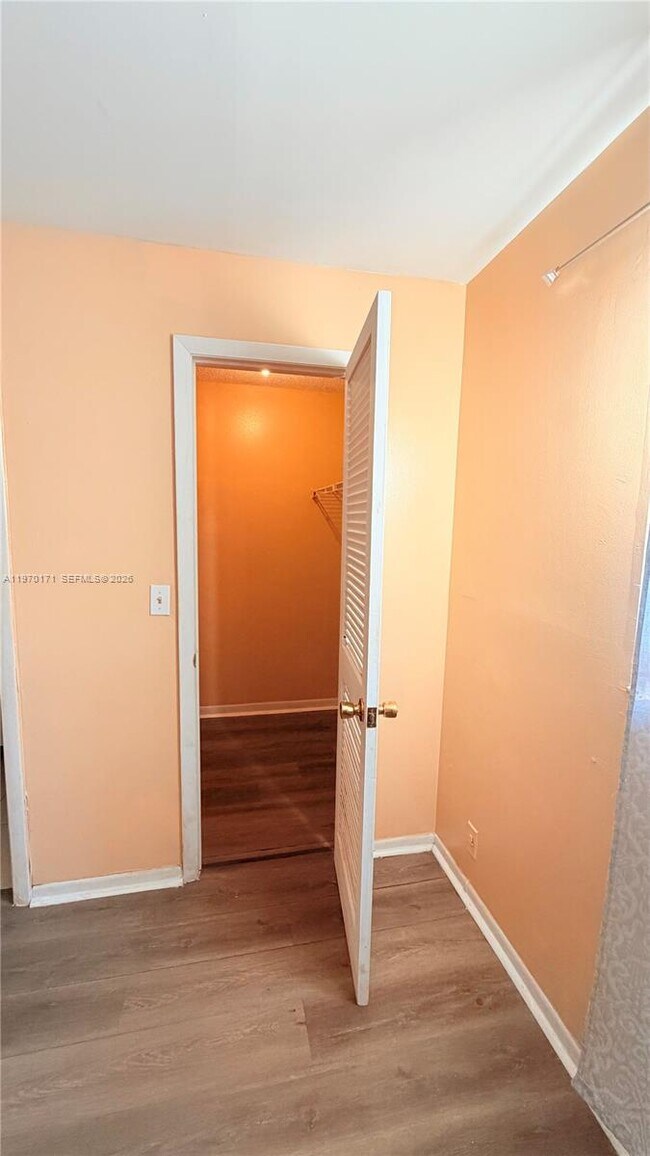 Building Photo - 948 SW 74th Ave