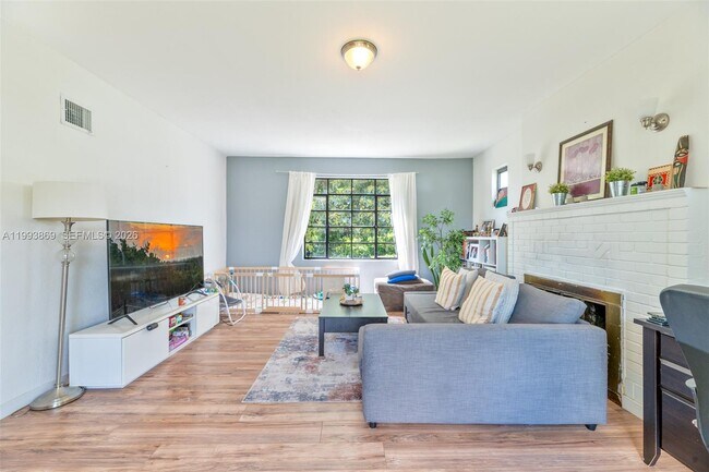 Building Photo - 1238 NE 112th St