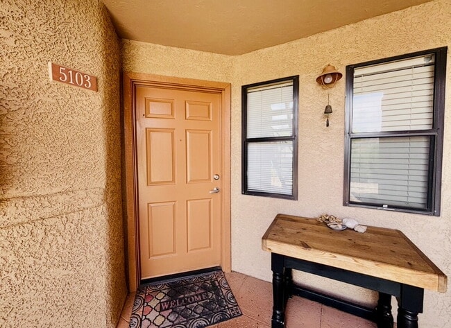 Building Photo - "Discover Modern Comfort: 2-Bed, 2-Bath in Tucsons Foothills “