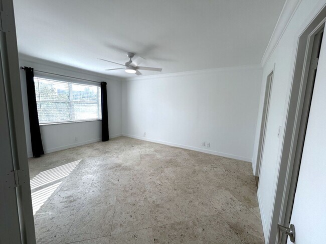 Building Photo - Large 1 Bedroom 1.5 Bath Condo - Steps from Fort Lauderdale Beach!