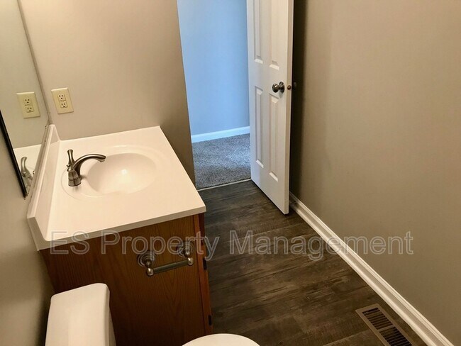 Building Photo - 5390 Lakeside Manor Dr