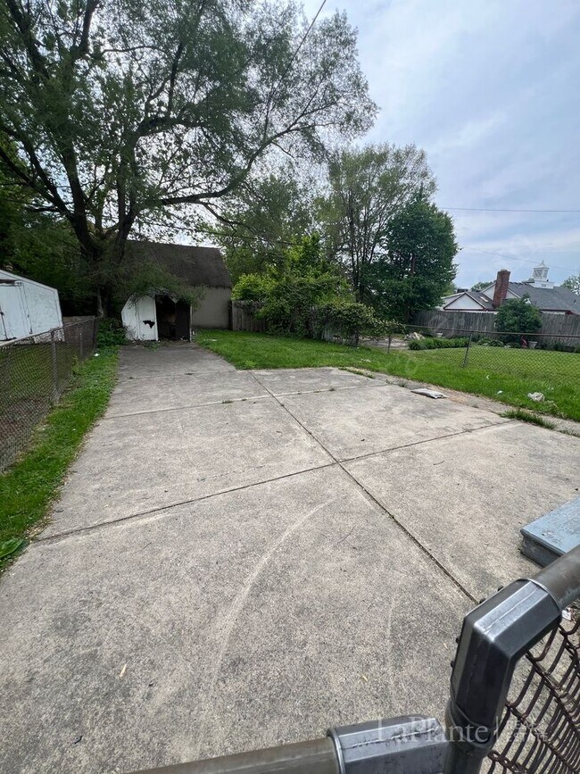 Building Photo - Charming 3-bed, 1-bathroom house located in North End Toledo, OH.