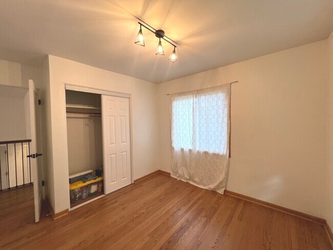 Building Photo - 403 E Lake Ave