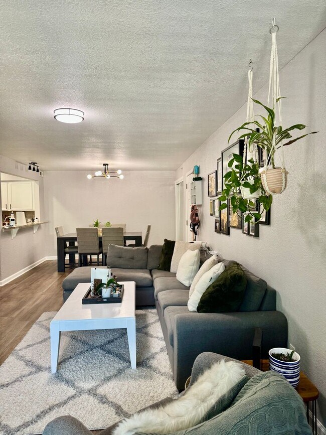 Building Photo - Gorgeous 2 Bedroom/2 Bath Condo