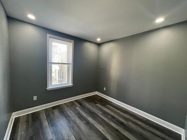 Building Photo - 1611 S Yewdall St