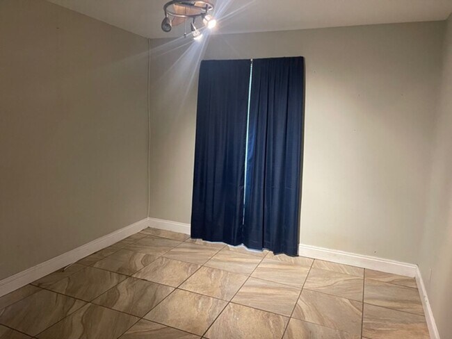 Building Photo - Close to South Alabama 3/2 Single Car Garage