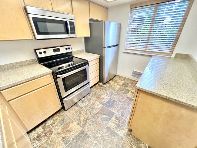 Building Photo - Beautiful Townhome For Rent in the Tranquil Chambers Bay