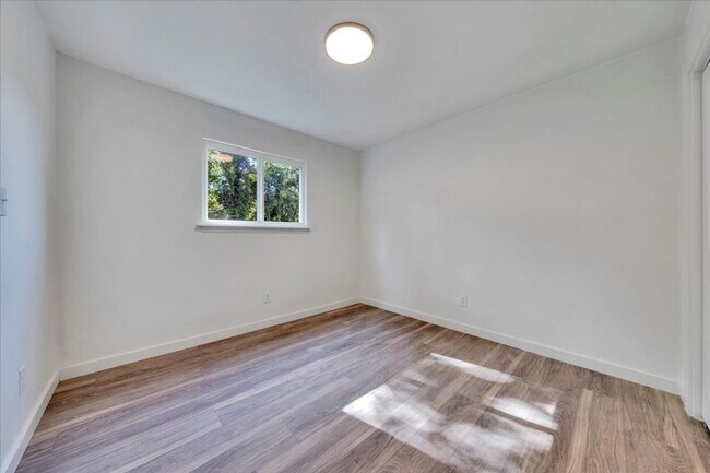 Building Photo - 361 Mountain Ave SW