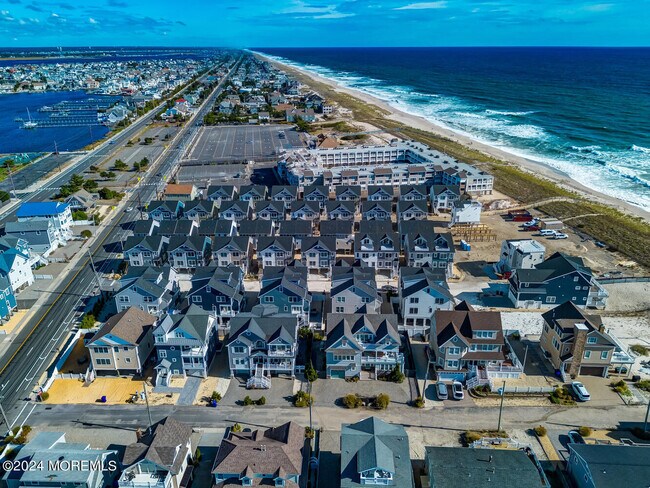 Building Photo - 19 Cummins St