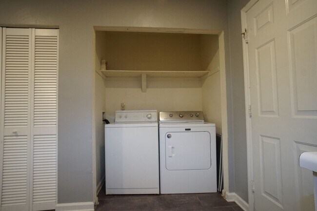 Building Photo - 4 Bed/2 1/2 Bath Bus Line Reserved Parking