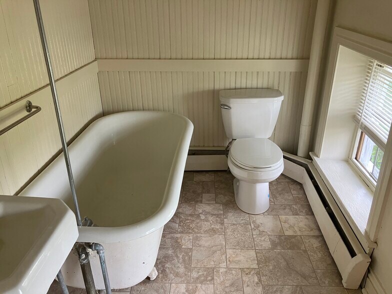 Building Photo - 228 W Franklin St